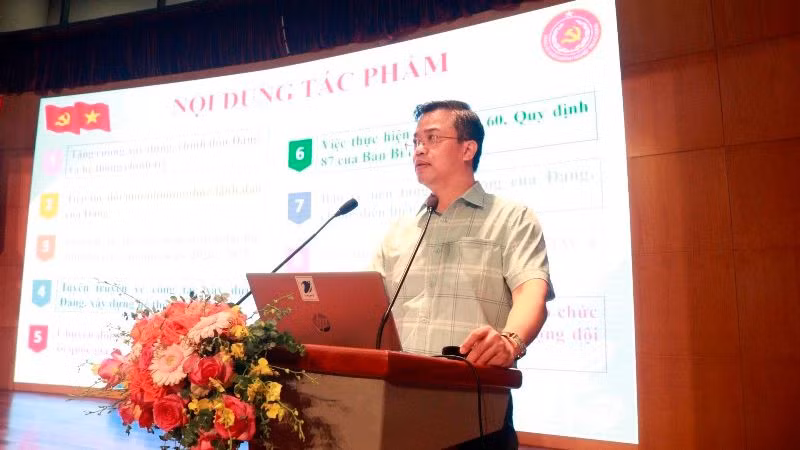Lãnh đạo Ban Tuyên giáo, Đảng ủy Khối Doanh nghiệp Trung ương giới thiệu kế hoạch, thể lệ Giải Búa liềm vàng Khối Doanh nghiệp Trung ương năm 2023.