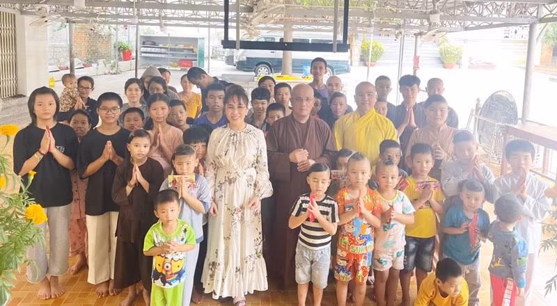 Tổng Giám đốc Vietjet Phương Thảo thăm chùa Thanh Sơn, nơi cưu mang các em nhỏ tại Khánh Hòa 
