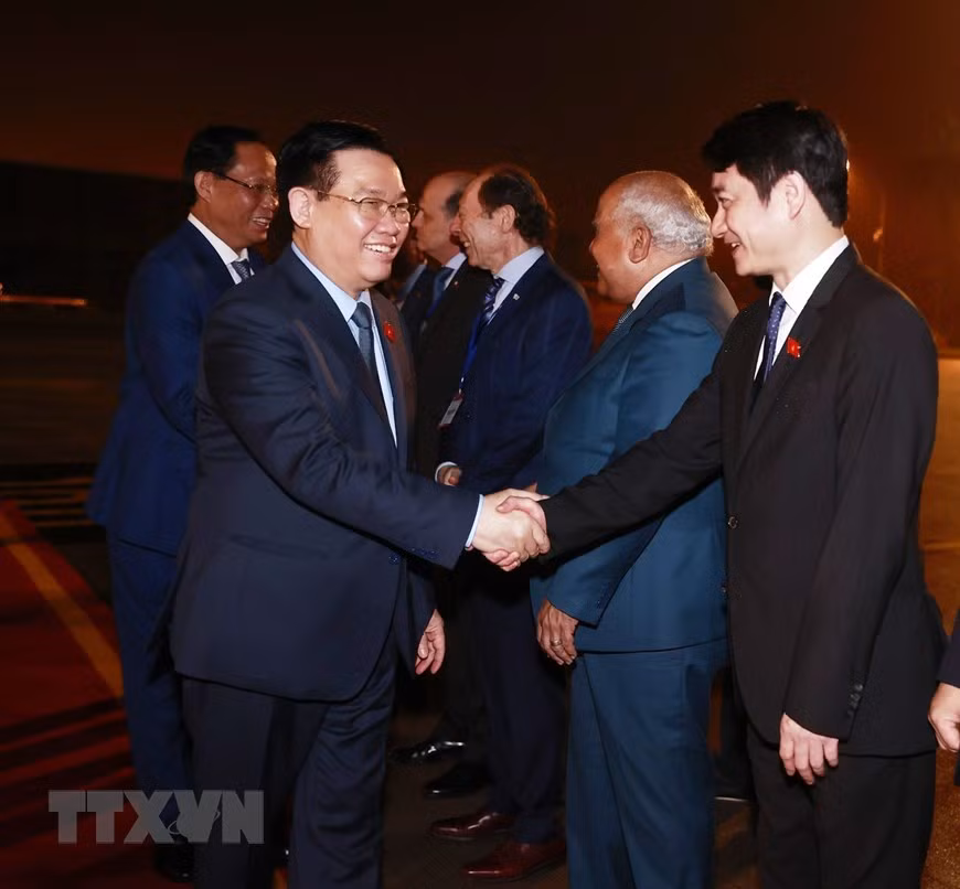 Các đại biểu tiễn Chủ tịch Quốc hội Vương Đình Huệ và các thành viên Đoàn đại biểu cấp cao Quốc hội Việt Nam tại sân bay Quốc tế Nội Bài. (Ảnh: Doãn Tấn/TTXVN) Các đại biểu tiễn Chủ tịch Quốc hội Vương Đình Huệ và các thành viên Đoàn đại biểu cấp cao Quốc hội Việt Nam tại sân bay Quốc tế Nội Bài. (Ảnh: Doãn Tấn/TTXVN)