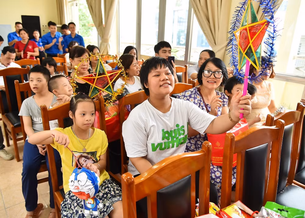 Chương trình “Trung thu cho em” là món quà ý nghĩa của Đoàn Thanh niên Báo Nhân Dân và Ban Kiểm tra và Giám sát tuân thủ (Ngân hàng BIDV) cùng các nhà tài trợ dành tặng cho các em thiếu nhi đang được chăm sóc và điều trị tại Bệnh viện Phục hồi chức năng Hà Nội.
