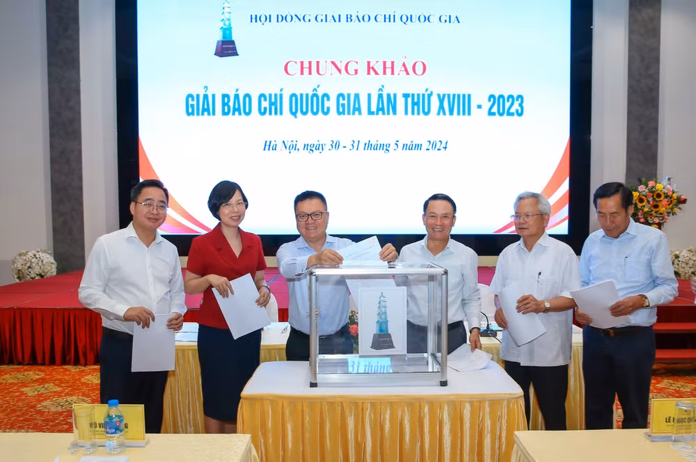Thành viên Hội chung khảo bỏ phiếu chấm các tác phẩm tại vòng chung khảo. (Ảnh: C.L)
