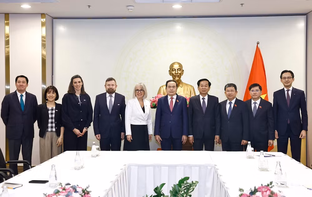 Chủ tịch Quốc hội Trần Thanh Mẫn với Tổng Giám đốc Tổ chức Quốc tế Pháp ngữ Caroline St-Hilaire và đại biểu. Ảnh: Doãn Tấn – TTXVN