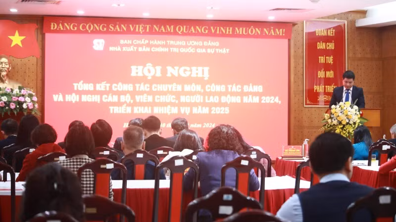 Tiếp tục là cầu nối quan trọng lý luận với thực tiễn, cung cấp tri thức, nâng cao nhận thức chính trị cho cán bộ, đảng viên và nhân dân
