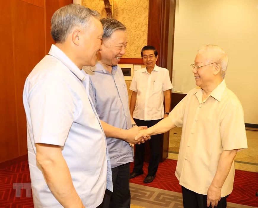 Tổng Bí thư Nguyễn Phú Trọng với các thành viên Ban Chỉ đạo dự phiên họp. (Ảnh: Trí Dũng/TTXVN)