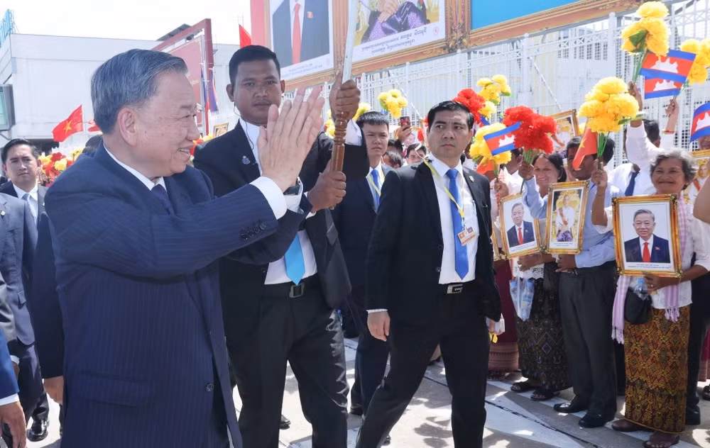 Nhân dân Campuchia đón chào Chủ tịch nước Tô Lâm tại sân bay quốc tế Phnom Penh. Ảnh: Nhan Sáng/TTXVN Nhân dân Campuchia đón chào Chủ tịch nước Tô Lâm tại sân bay quốc tế Phnom Penh. Ảnh: Nhan Sáng/TTXVN