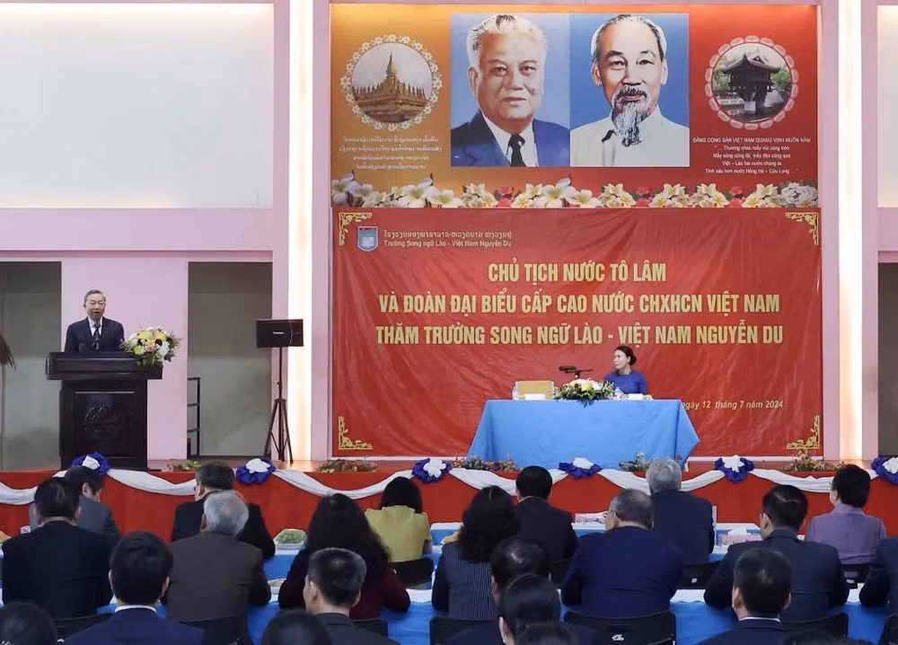 Chủ tịch nước Tô Lâm phát biểu động viên, chúc mừng các thành tích của thầy cô giáo và học sinh Trường song ngữ Lào-Việt Nam. Ảnh: Nhan Sáng-TTXVN Chủ tịch nước Tô Lâm phát biểu động viên, chúc mừng các thành tích của thầy cô giáo và học sinh Trường song ngữ Lào-Việt Nam. Ảnh: Nhan Sáng-TTXVN