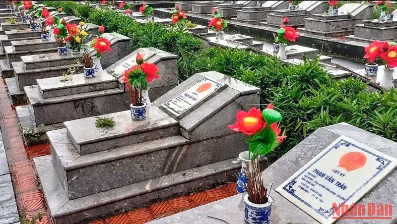 Nghĩa trang liệt sĩ huyện Đông Hưng hiện đang có 2.734 mộ liệt sĩ trong và ngoài tỉnh.