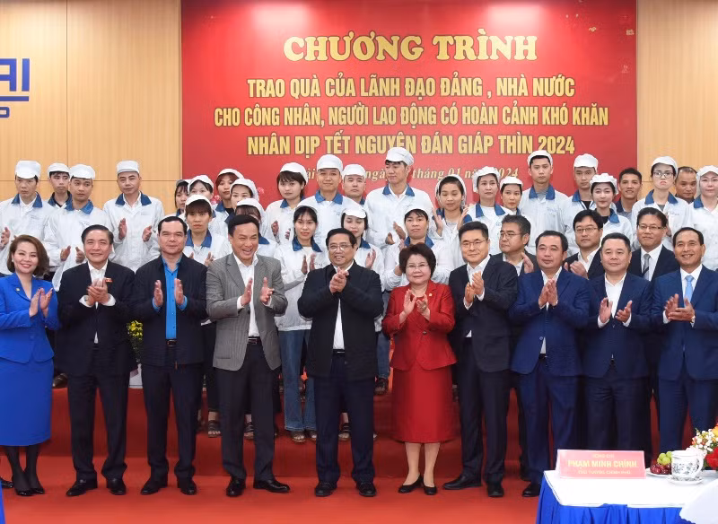Thủ tướng Phạm Minh Chính với công nhân và người lao động tại buổi lễ. Thủ tướng Phạm Minh Chính với công nhân và người lao động tại buổi lễ.