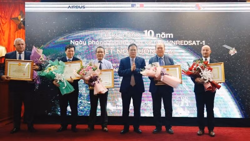 Giáo sư, Viện sĩ Châu Văn Minh trao bằng khen và kỷ niệm chương cho các cán bộ Việt Nam và Pháp có đóng góp thúc đẩy dự án. (Nguồn ảnh: Trung tâm Thông tin-Tư liệu, Viện Hàn lâm Khoa học và Công nghệ Việt Nam)