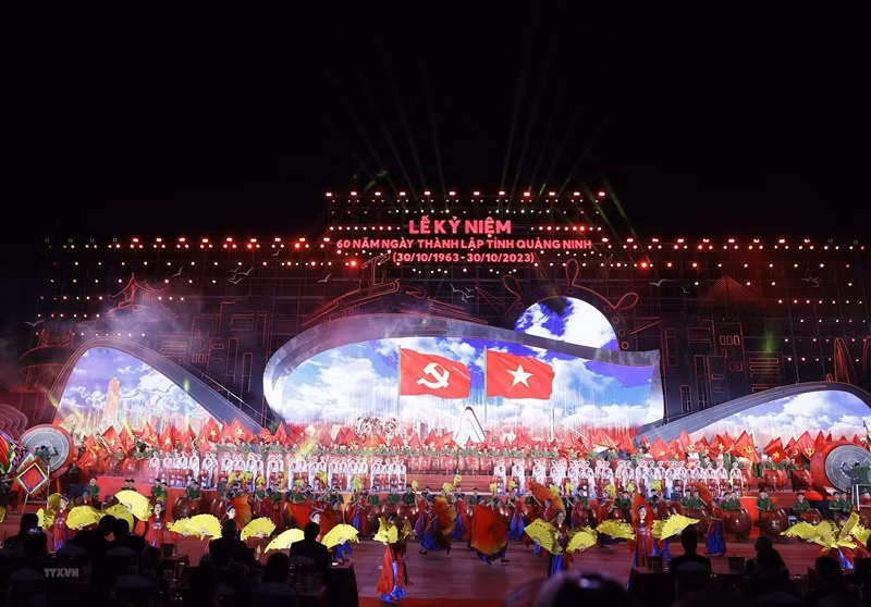 Chương trình nghệ thuật tại Lễ kỷ niệm 60 năm Ngày thành lập tỉnh Quảng Ninh (30/10/1963 - 30/10/2023). (Ảnh: Thống Nhất/TXVN)