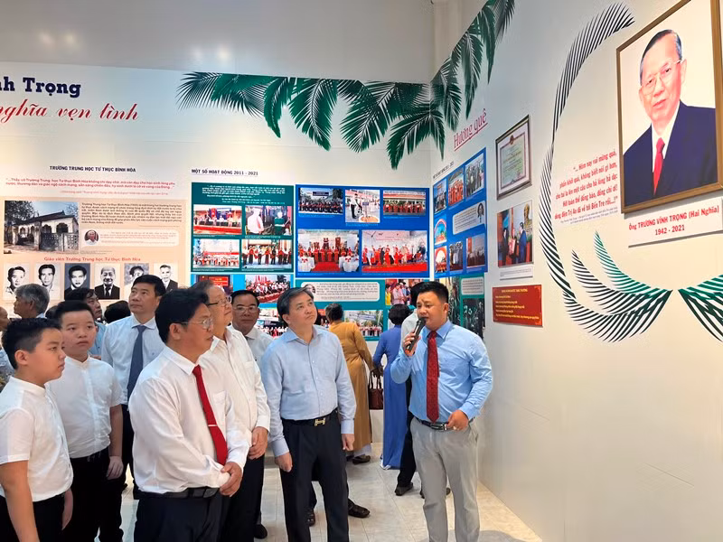 Lãnh đạo tham dự lễ tham quan khu trưng bày chuyên đề “Trương Vĩnh Trọng - Trọn nghĩa vẹn tình”. Lãnh đạo tham dự lễ tham quan khu trưng bày chuyên đề “Trương Vĩnh Trọng - Trọn nghĩa vẹn tình”.