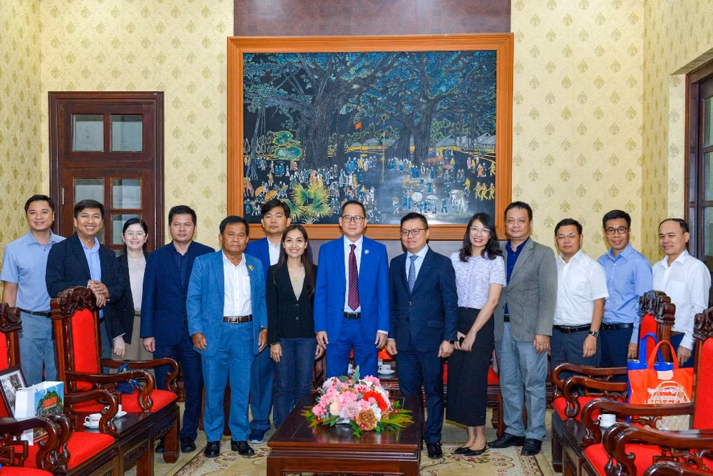 Tổng Biên tập Báo Nhân Dân Lê Quốc Minh, Chủ tịch Câu lạc bộ các nhà báo Campuchia Puy Kea cùng các đại biểu chụp hình lưu niệm tại buổi tiếp. Tổng Biên tập Báo Nhân Dân Lê Quốc Minh, Chủ tịch Câu lạc bộ các nhà báo Campuchia Puy Kea cùng các đại biểu chụp hình lưu niệm tại buổi tiếp.