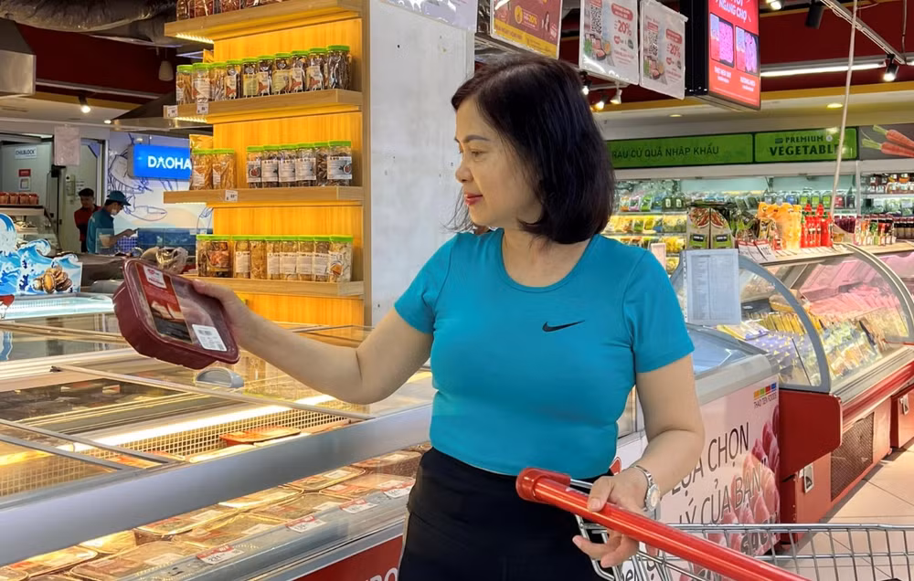 Người tiêu dung với sản phẩm MEATDeli của Masan MEATLife.