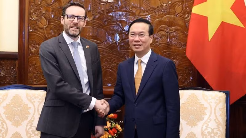 Chủ tịch nước Võ Văn Thưởng tiếp Đại sứ Vương quốc Liên hiệp Anh và Bắc Ireland tại Việt Nam Iain Frew. (Ảnh: Thống Nhất/TTXVN)
