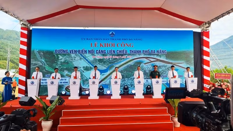 Nhấn nút khởi công dự án đường nối cảng Liên Chiểu với Quốc lộ 1A phía nam hầm Hải Vân.