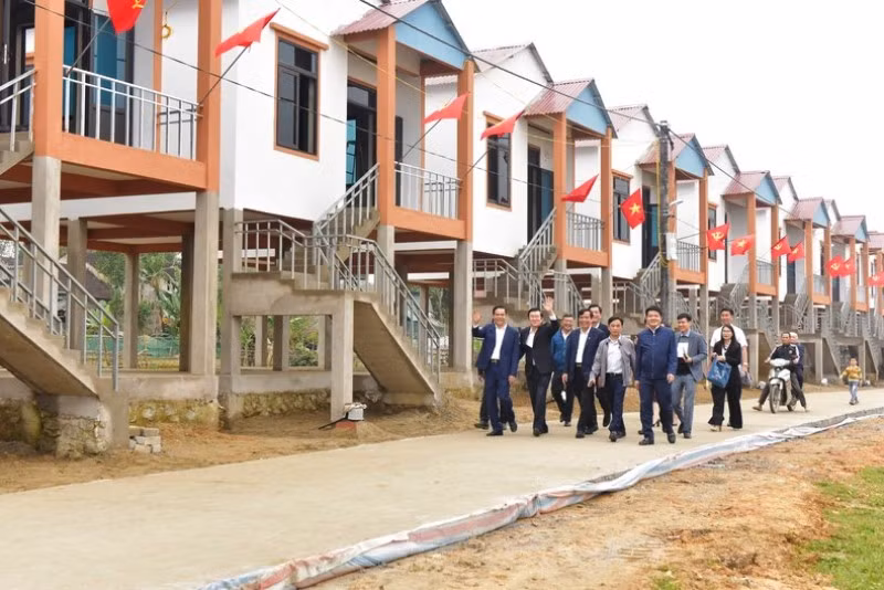 24 căn nhà liền kề được xây khang trang, kiên cố vừa có chức năng chống lũ cho người dân. 24 căn nhà liền kề được xây khang trang, kiên cố vừa có chức năng chống lũ cho người dân.