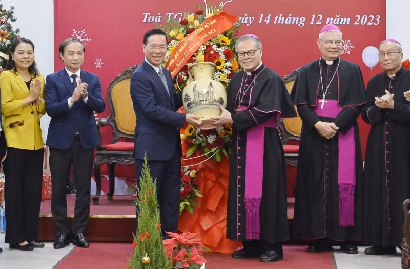Chủ tịch nước Võ Văn Thưởng chúc mừng Tổng Giám mục Giuse Nguyễn Chí Linh, Tổng Giám mục Tổng Giáo phận Huế. (Ảnh: Minh Đức/TTXVN)