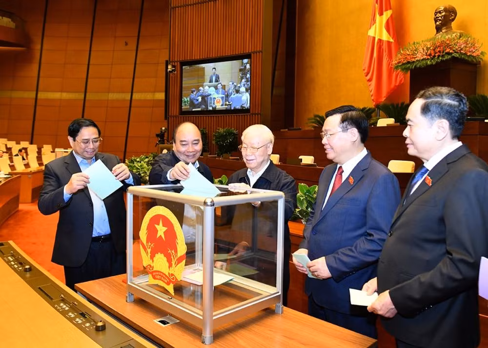 Tổng Bí thư Nguyễn Phú Trọng, Chủ tịch nước Nguyễn Xuân Phúc, Thủ tướng Phạm Minh Chính, Chủ tịch Quốc hội Vương Đình Huệ cùng Phó Chủ tịch Thường trực Quốc hội Trần Thanh Mẫn bỏ phiếu miễn nhiệm Tổng Kiểm toán Nhà nước nhiệm kỳ 2021-2026; phê chuẩn việc miễn nhiệm Bộ trưởng Giao thông vận tải nhiệm kỳ 2021-2026.