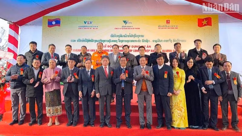 Các đại biểu tại Lễ động thổ xây dựng dự án tổ hợp công nghiệp bauxite-alumin Dakchueng. (Ảnh: Trịnh Dũng)