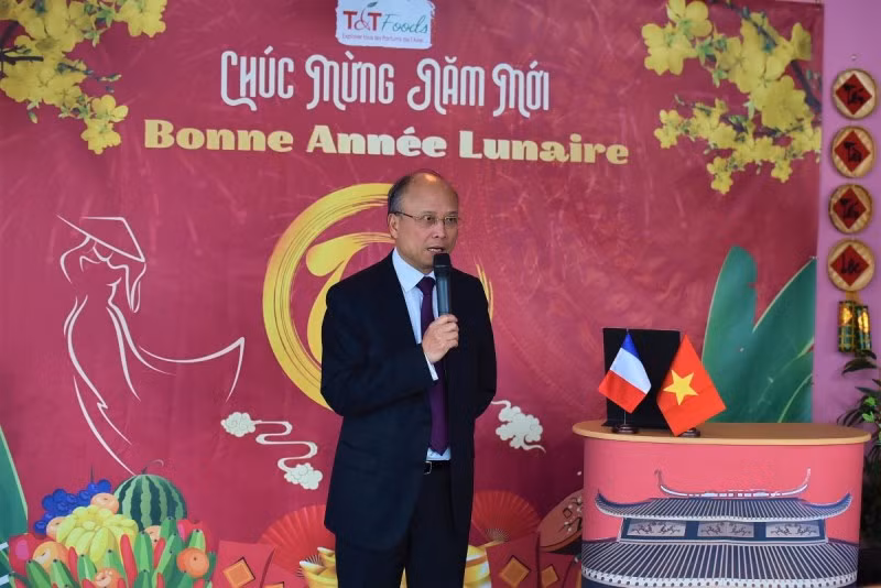 Đại sứ Việt Nam tại Pháp, Đinh Toàn Thắng, phát biểu tại buổi khai trương gian hàng. (Ảnh: MINH DUY)