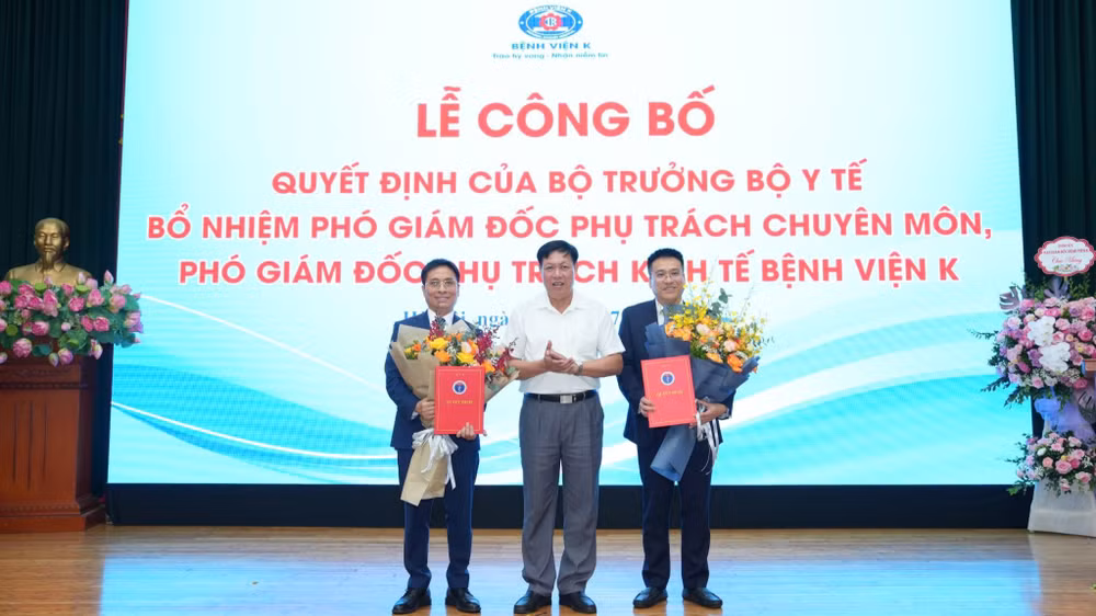 Thứ trưởng Y tế Đỗ Xuân Tuyên trao quyết định bổ nhiệm hai phó giám đốc Bệnh viện K