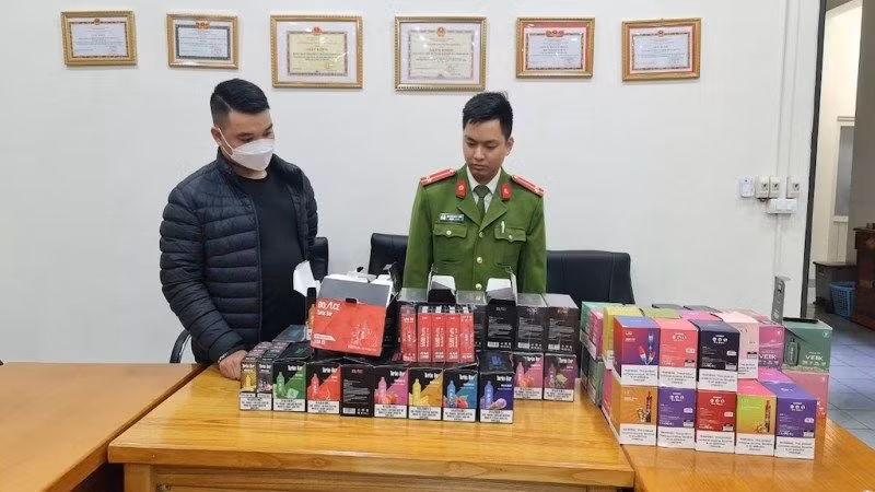 Tang vật thuốc lá điện tử tại cơ quan công an.
