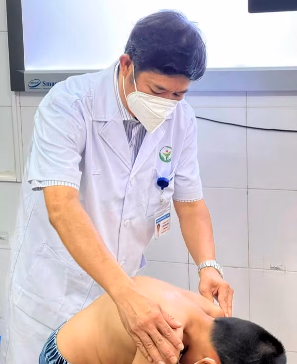 Phó Giáo sư, Tiến sĩ Đinh Ngọc Sơn khám bệnh lý vẹo cột sống cho trẻ em.