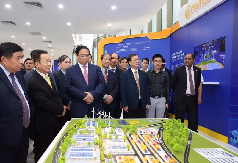 Thủ tướng Chính phủ tham quan khu vực triển lãm của Việt Nam SuperPort™.