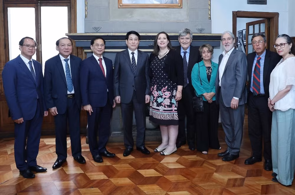 Chủ tịch nước Lương Cường và các đại biểu tại trụ sở Đảng Xã hội Chile. Ảnh: Lâm Khánh – TTXVN Chủ tịch nước Lương Cường và các đại biểu tại trụ sở Đảng Xã hội Chile. Ảnh: Lâm Khánh – TTXVN