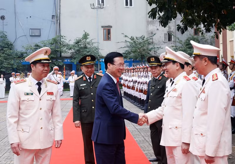Chủ tịch nước Võ Văn Thưởng với lãnh đạo Bộ Tư lệnh Cảnh vệ. Ảnh: Thống Nhất/TTXVN