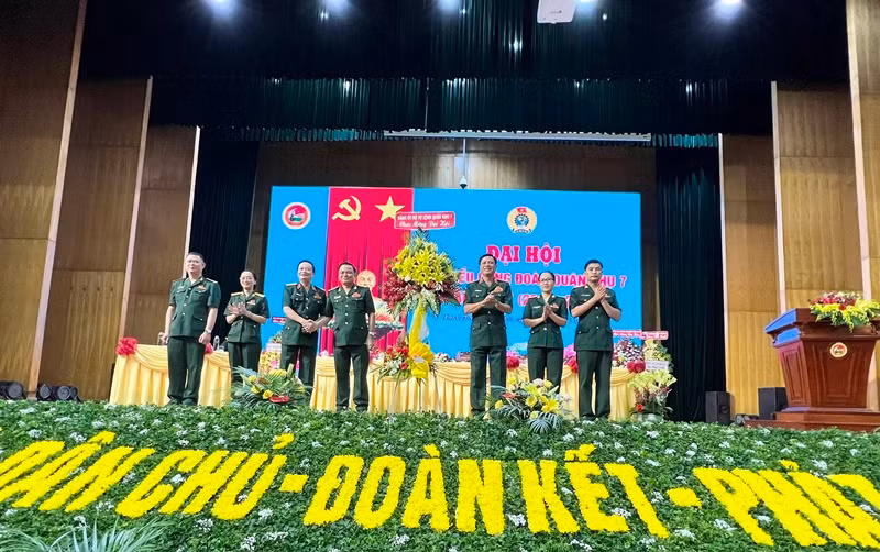 Trung tướng Nguyễn Trường Thắng, Ủy viên Trung ương Đảng, Tư lệnh Quân khu 7 (thứ 3 từ phải qua) và Trung tướng Trần Hoài Trung, Bí thư Đảng ủy, Chính ủy Quân khu tặng hoa chúc mừng đại hội.