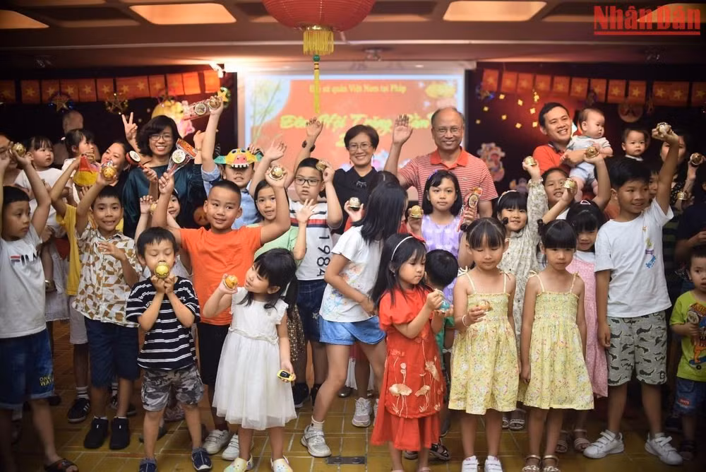 Đại sứ Việt Nam tại Pháp Đinh Toàn Thắng, phu nhân và Đại sứ Lê Thị Hồng Vân - Trưởng Phái đoàn thường trực Việt Nam bên cạnh UNESCO chụp ảnh lưu niệm cùng các bạn nhỏ. (Ảnh: MINH DUY)