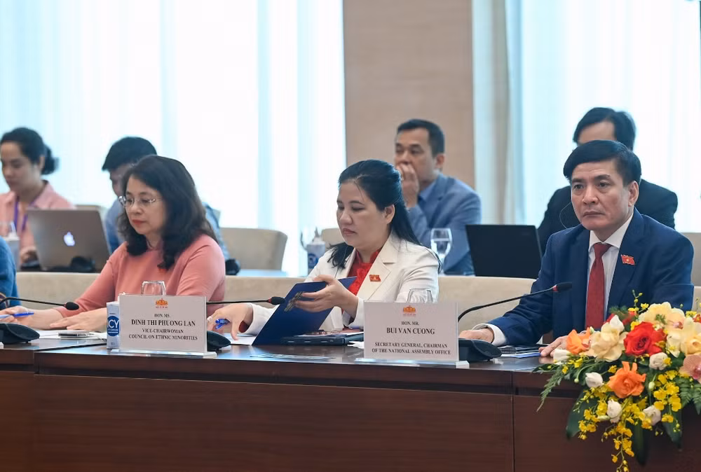 Tổng Thư ký, Chủ nhiệm Văn phòng Quốc hội Bùi Văn Cường và các đại biểu Việt Nam dự cuộc tiếp. Tổng Thư ký, Chủ nhiệm Văn phòng Quốc hội Bùi Văn Cường và các đại biểu Việt Nam dự cuộc tiếp.