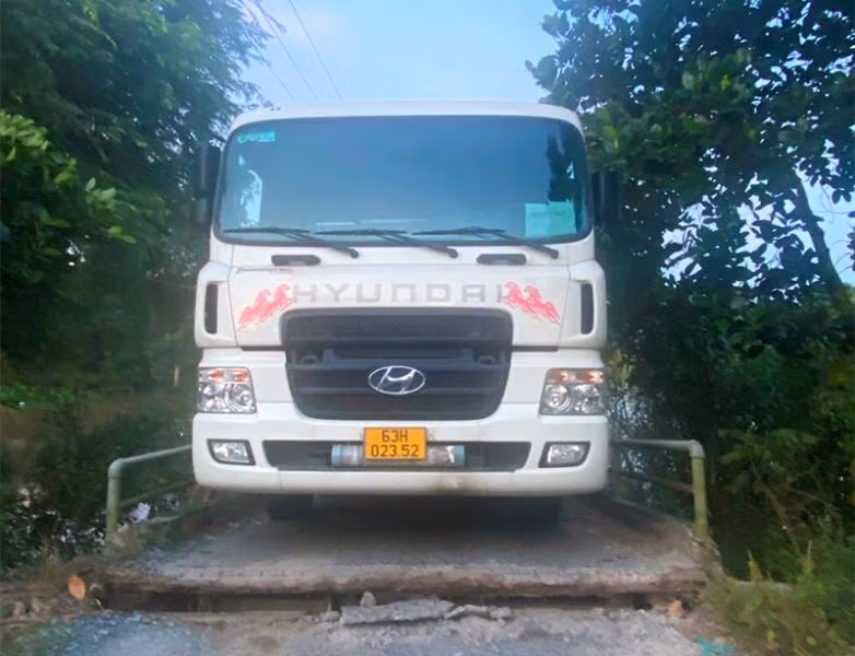 Xe tải nằm chắn trên cầu khiến việc đi lại trên tuyến đường nông thôn gặp khó khăn.