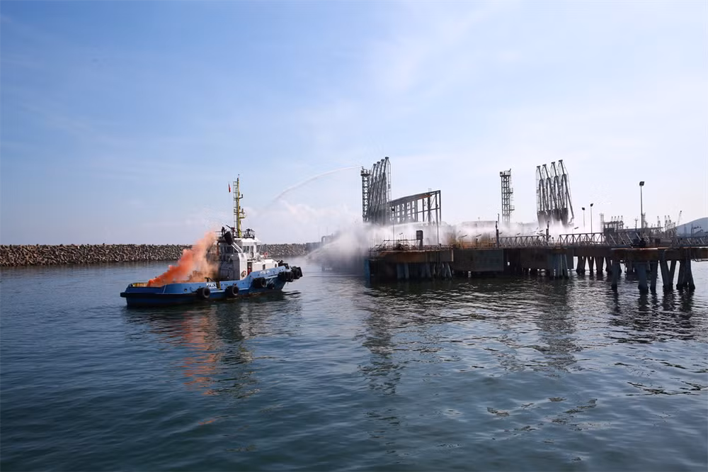 Tàu đang nhập hàng tại cảng Jetty có dầu DO phun trên boong tàu và tràn xuống biển với khối lượng ước tính khoảng 3 tấn. Trong quá trình ứng phó trên boong do tĩnh điện có phát sinh đám cháy nhỏ phía mũi tàu.