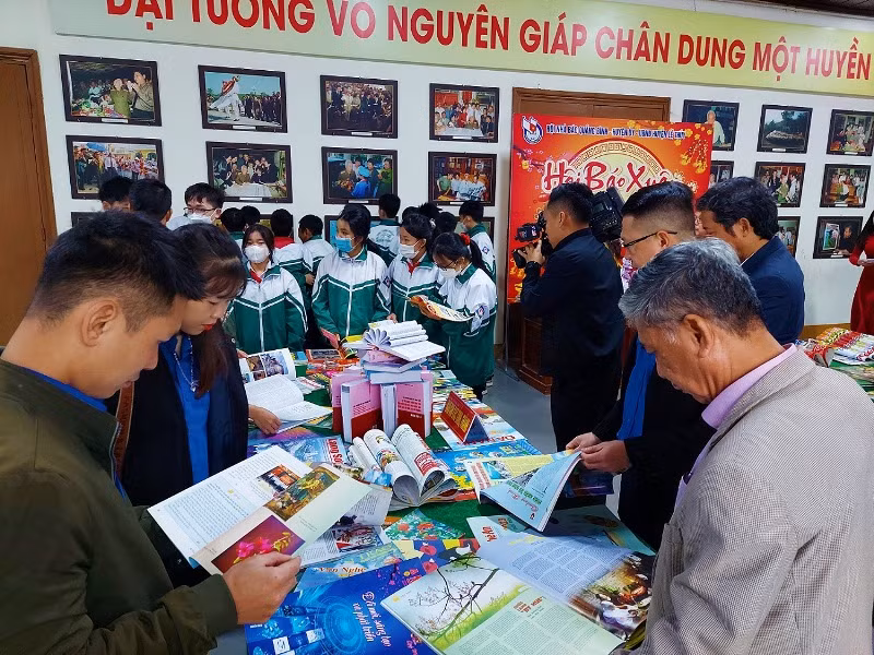 Bạn đọc huyện Lệ Thủy đến xem Hội báo xuân năm nay. Bạn đọc huyện Lệ Thủy đến xem Hội báo xuân năm nay.