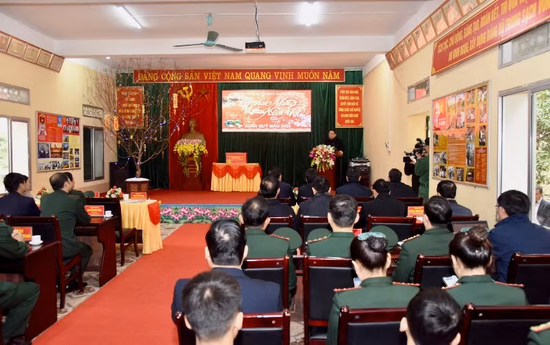 [Ảnh] Thủ tướng Phạm Minh Chính thăm, động viên và chúc Tết cán bộ, chiến sĩ Đồn Biên phòng Tà Lùng ảnh 9