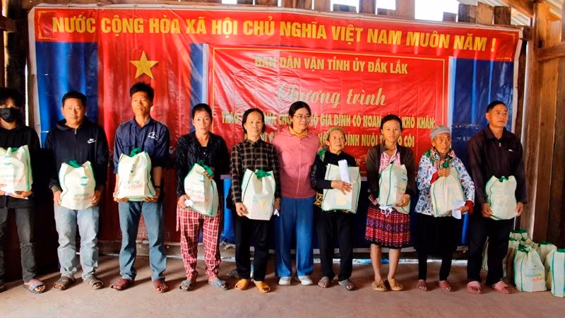 Trưởng Ban Dân vận Tỉnh ủy Đắk Lắk H’Kim Hoa Byă trao tặng quà là nhu yếu phẩm cho các hộ có hoàn cảnh đặc biệt khó khăn tại thôn 14, xã Cư Kbang. 