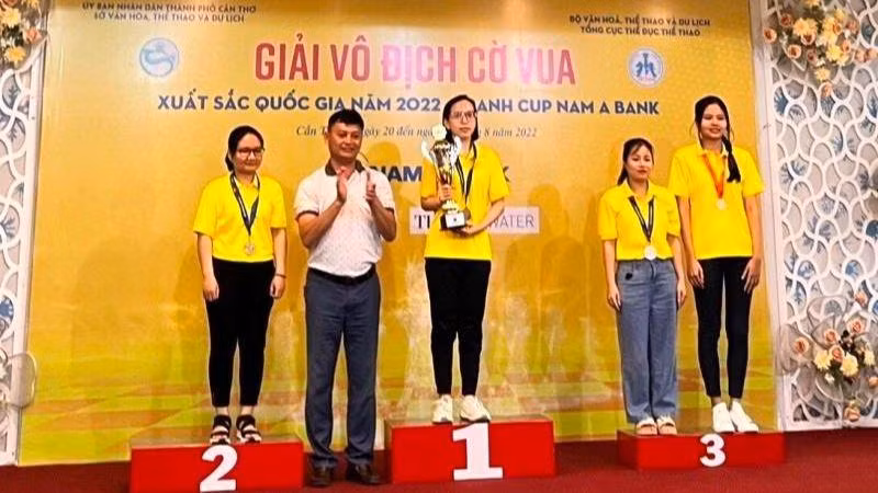 Trao thưởng các vận động viên nữ xuất sắc nhất tại giải.