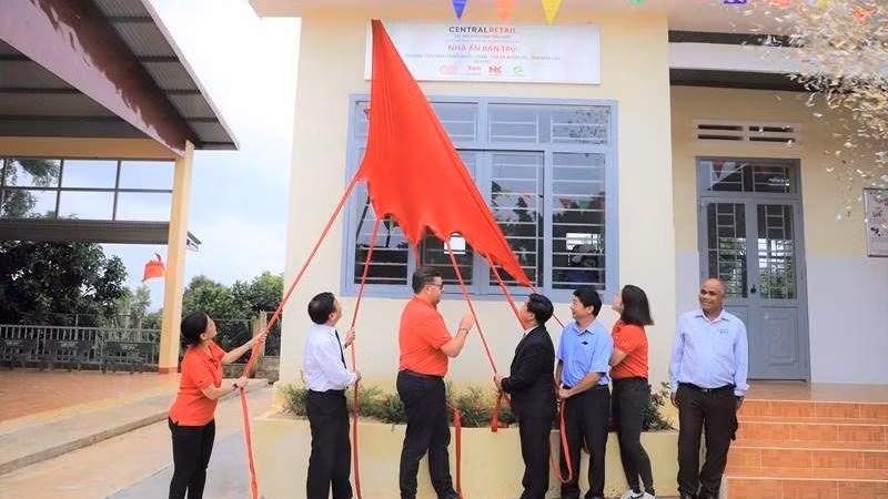 Tặng nhà ăn bán trú cho học sinh thiểu số ở Đắk Lắk 
