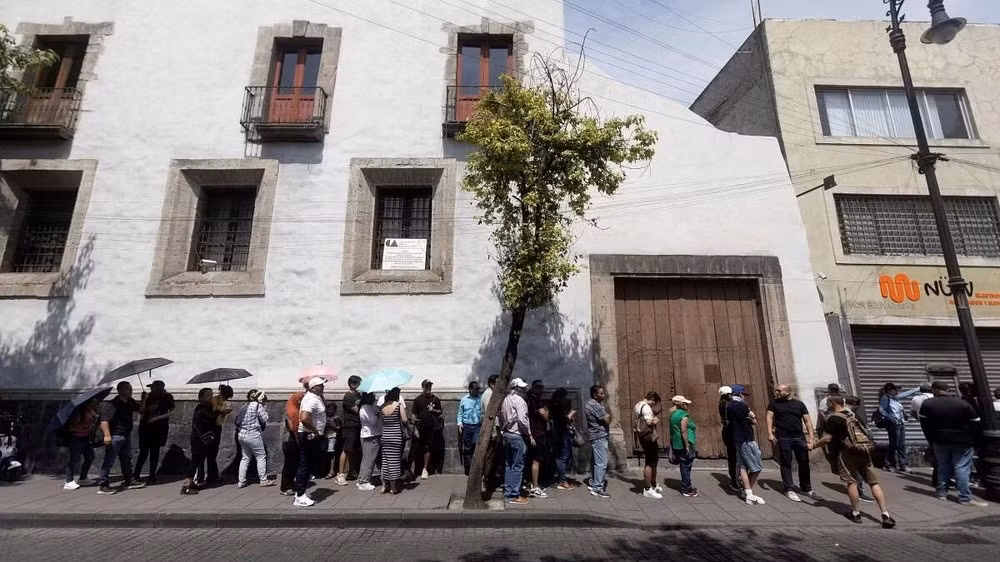 Người dân Mexico xếp hàng đi bỏ phiếu. (Nguồn: Reuters)