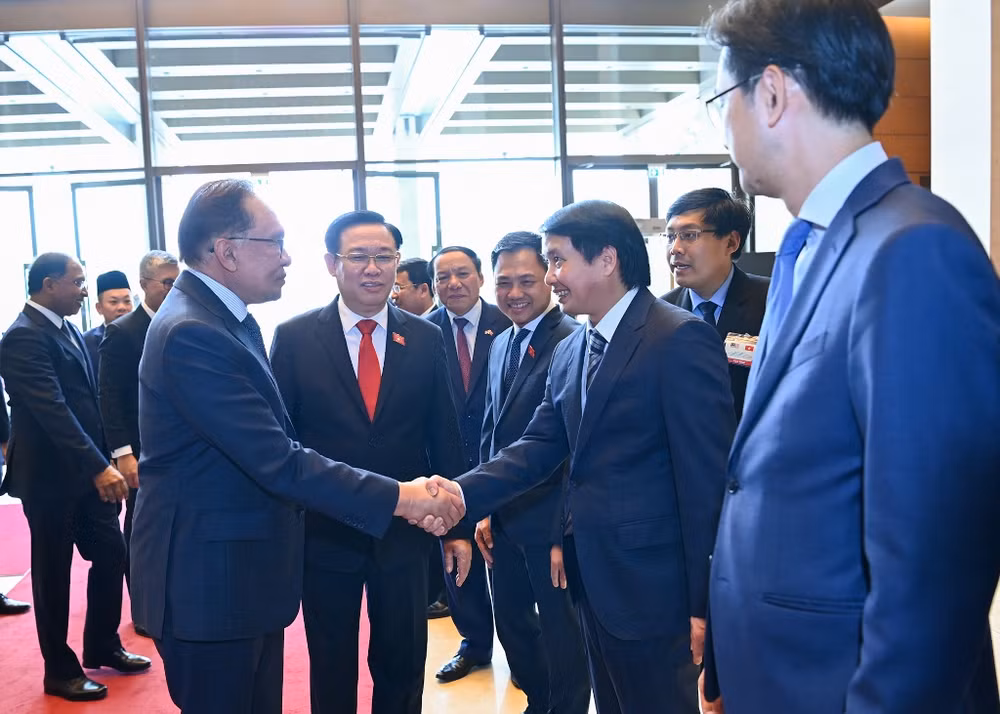 Chủ tịch Quốc hội Vương Đình Huệ giới thiệu với Thủ tướng Malaysia Anwar Ibrahim các thành viên đoàn Việt Nam dự buổi tiếp. Chủ tịch Quốc hội Vương Đình Huệ giới thiệu với Thủ tướng Malaysia Anwar Ibrahim các thành viên đoàn Việt Nam dự buổi tiếp.