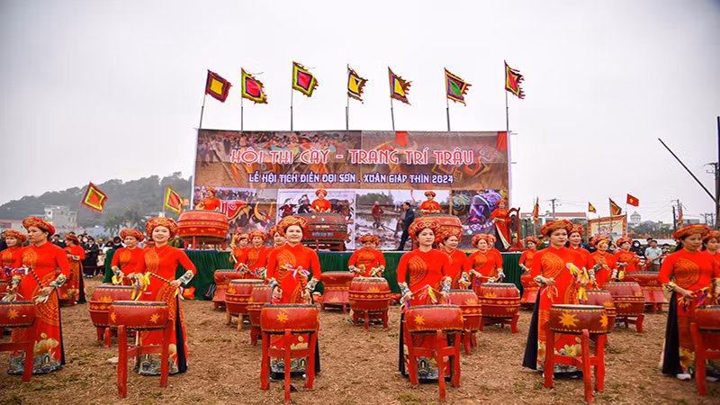 Màn trống nữ làng Đọi Tam biểu diễn tại Lễ hội Tịch điền Đọi Sơn. Ảnh: Đào Phương. Màn trống nữ làng Đọi Tam biểu diễn tại Lễ hội Tịch điền Đọi Sơn. Ảnh: Đào Phương.