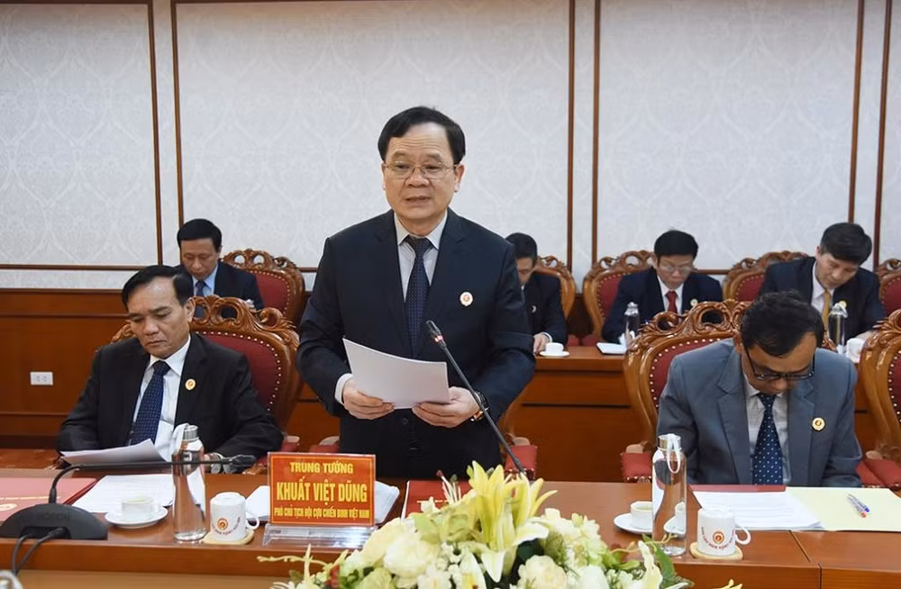 Trung tướng Khuất Việt Dũng Phó Chủ tịch Hội Cựu chiến binh Việt Nam trình bày báo cáo.
