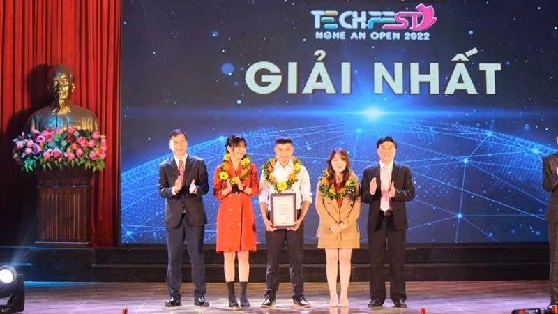 Thứ trưởng Khoa học và Công nghệ Bùi Thế Duy và Phó Bí thư Thường trực Tỉnh ủy Nghệ An Nguyễn Văn Thông trao giải Nhất cho nhóm tác giả.