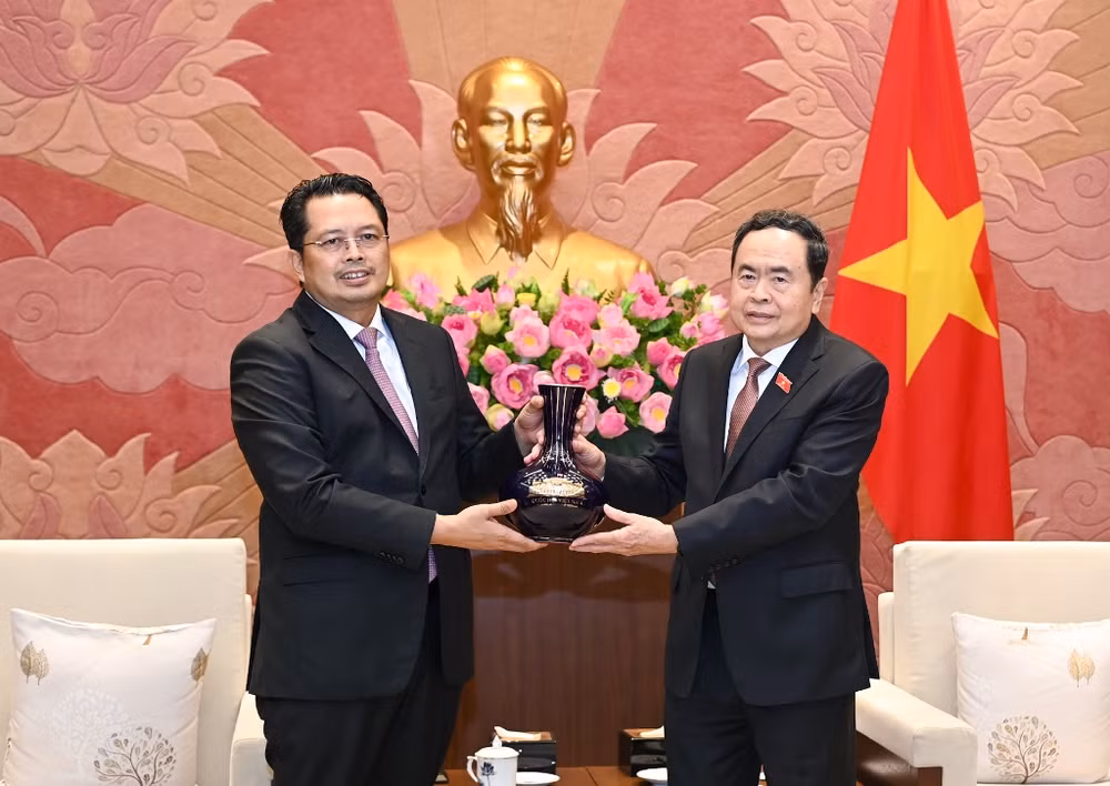 Chủ tịch Quốc hội Trần Thanh Mẫn tặng quà lưu niệm cho Phó Chủ tịch Thượng viện Indonesia H.Mahyundin.