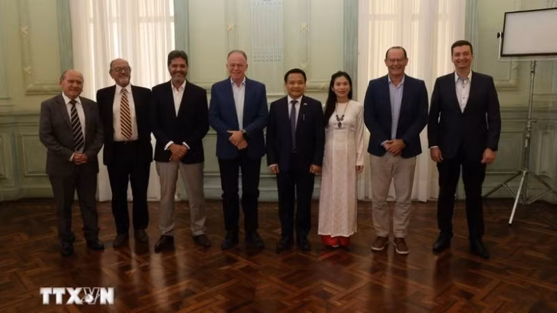 Đại sứ Việt Nam tại Brazil Bùi Văn Nghị (thứ 4, phải sang) cùng Thống đốc bang Espírito Santo, Renato Casagrande trong chuyến thăm. (Ảnh: Diệu Hương/TTXVN) 
