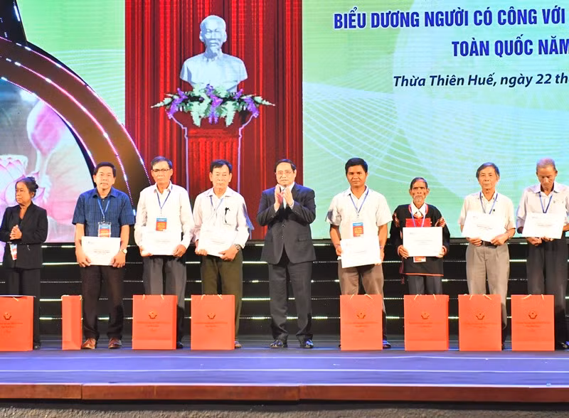 Thủ tướng Phạm Minh Chính tặng quà và trao kỷ vật của cán bộ đi B cho đại diện thân nhân các gia đình. Thủ tướng Phạm Minh Chính tặng quà và trao kỷ vật của cán bộ đi B cho đại diện thân nhân các gia đình.