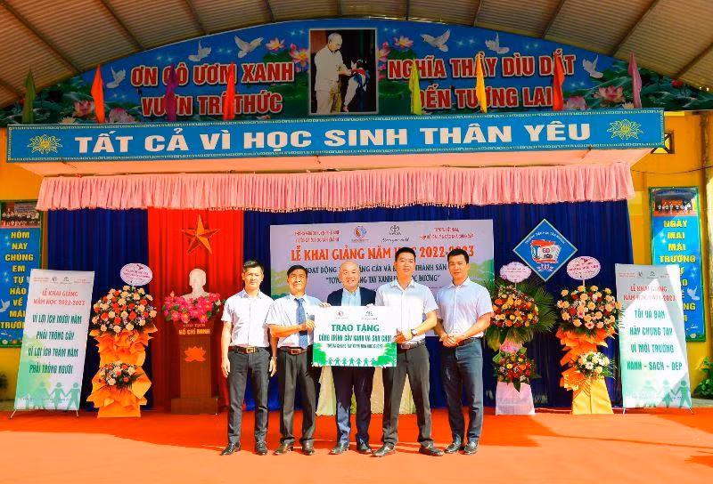 Đại diện Toyota Việt Nam trao tặng công trình cây xanh và sân chơi cho đại diện Trường Tiểu học Tân Khánh.