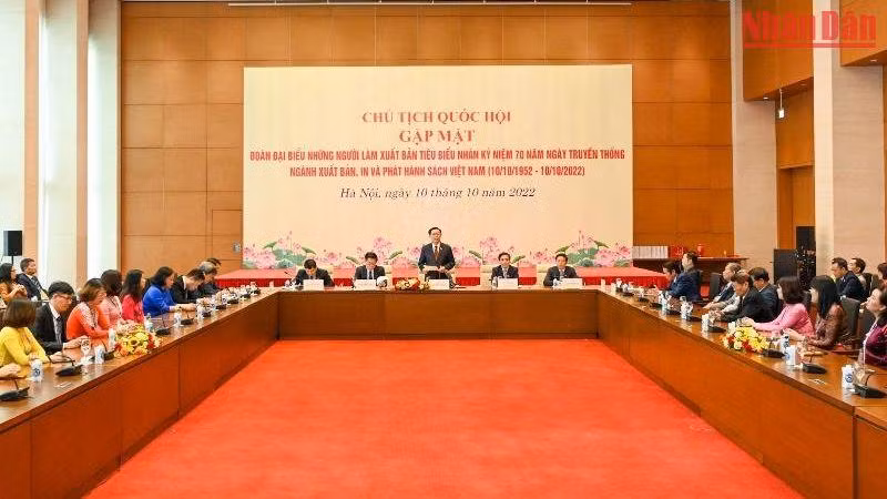 Quang cảnh buổi gặp mặt đoàn đại biểu những người làm xuất bản tiêu biểu nhân kỷ niệm 70 năm Ngày truyền thống ngành xuất bản, in và phát hành sách Việt Nam (10/10/1952-10/10/2022). (Ảnh: Duy Linh)